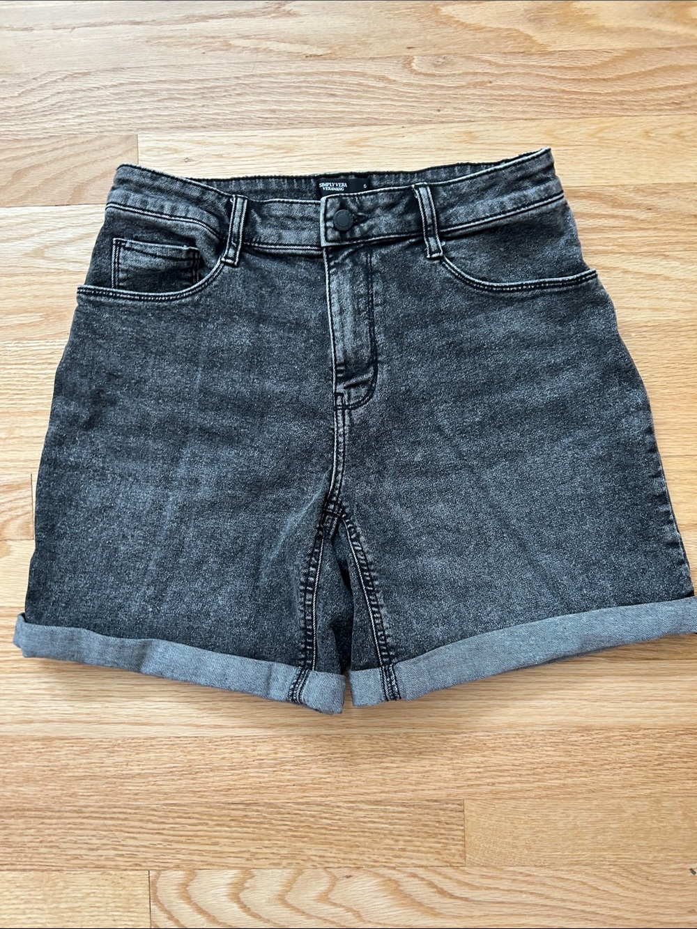 Simply Vera Vera Wang Black Washed Denim Roll-Hem Shorts Size 6